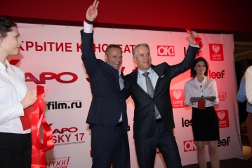 На открытии «КАРО Sky 17» Пол Хет и Леонид Огородников вместе разрезали торт