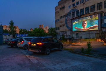 Автомобильный кинотеатр «Фара» открывает ворота в Петербурге