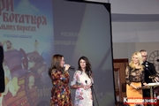 актриса Поля Полякова и Ольга Баронина (Наше Кино), ведущие церемонии Анна Чурина и Игорь Жижикин