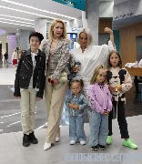 спортсменка Анастасия Гребенкина и актриса Дарья Сагалова с детьми