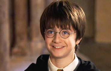 Через 19  лет после премьеры фильм "Гарри Поттер и философский камень" собрал миллиард долларов в кинопрокате