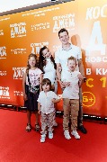 Денис Косяков с семьей