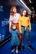 Vpered_Moscow premiere_Anna Buturlina s dochkami_1_новый размер