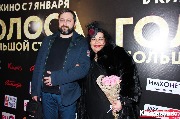 актриса Мариам Мерабова со спутником 