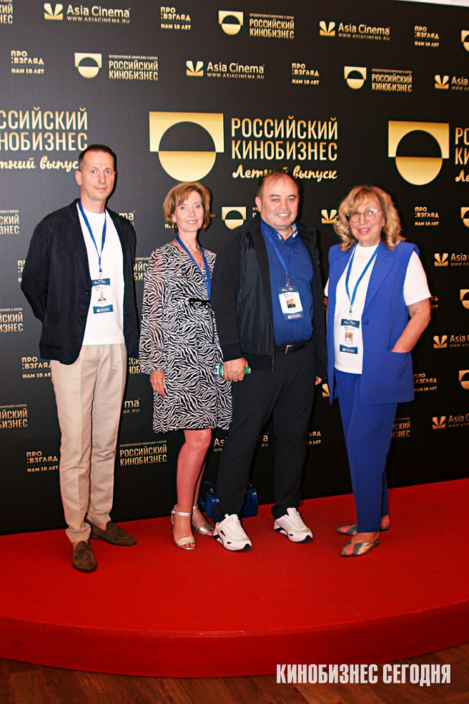 Павел Пархоменко и Валентина Мельникова (Техника+), <br />
Фаррух Туляганов (Salom Cinemа, г. Ташкент) <br />
и Лариса Рудман (Техника+)