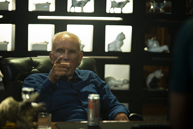 1/3  - Кадры из фильма: ПУЛЯ НАВЫЛЕТ