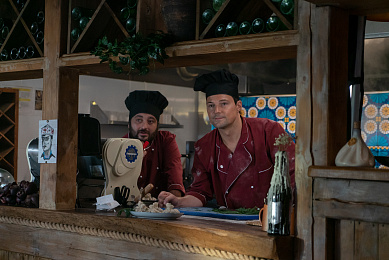 3/4  - Кадры из фильма: УВОЛИТЬ ЖОРУ