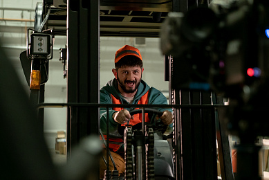 2/4  - Кадры из фильма: УВОЛИТЬ ЖОРУ