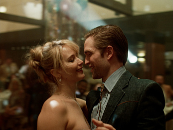 2/4  - Кадры из фильма: УМРИ, МОЯ ЛЮБОВЬ