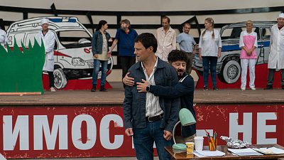 1/4  - Кадры из фильма: УВОЛИТЬ ЖОРУ