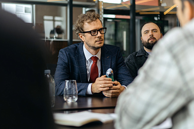 2/2  - Кадры из фильма: КОММЕНТИРУЙ ЭТО