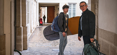 1/4  - Кадры из фильма: ОТПУСК ПО СЕМЕЙНЫМ ОБСТОЯТЕЛЬСТВАМ