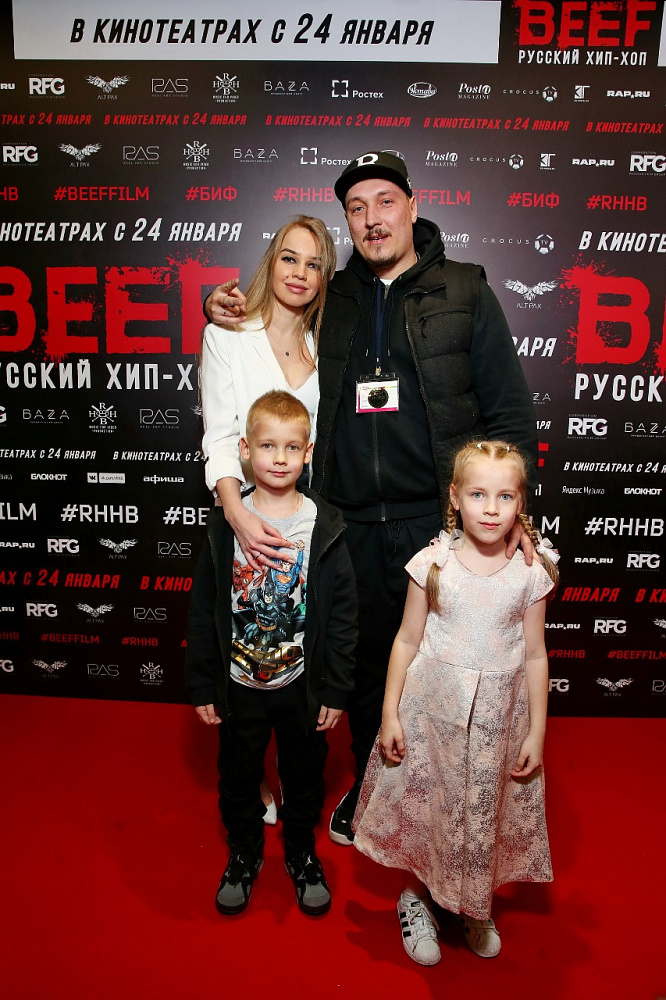певец Рома Жиган с супругой Светланой и детьми_новый размер
